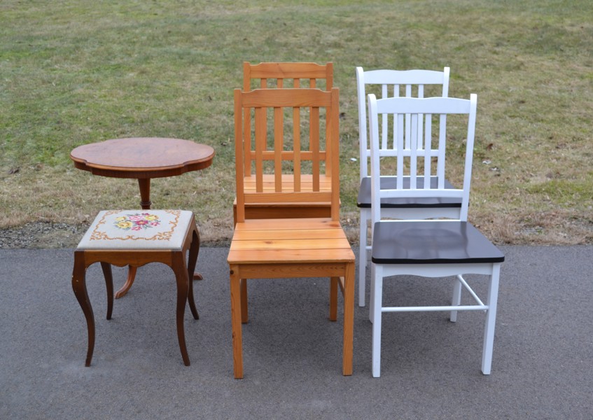 MÖBLER. Stolar 2+2, pall & pelarbord,