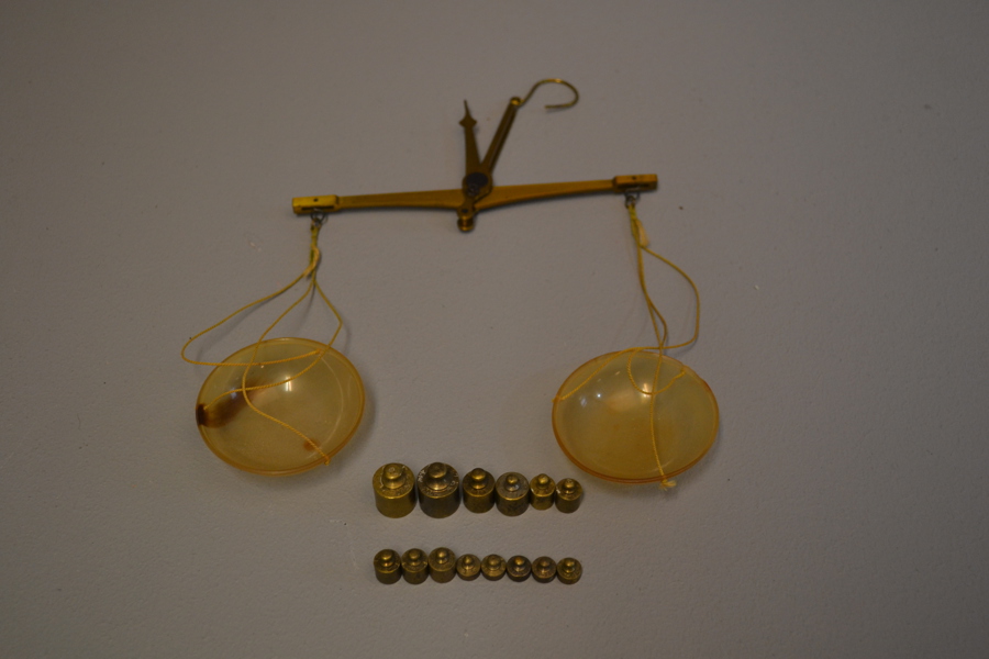 Decimalvåg med vikter. Mässing.