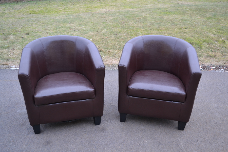 2 Club-fåtöljer. Fabrikat okänt.