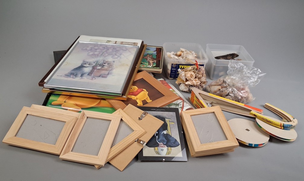 Diverse tavlor, ramar, snäckor m.m.