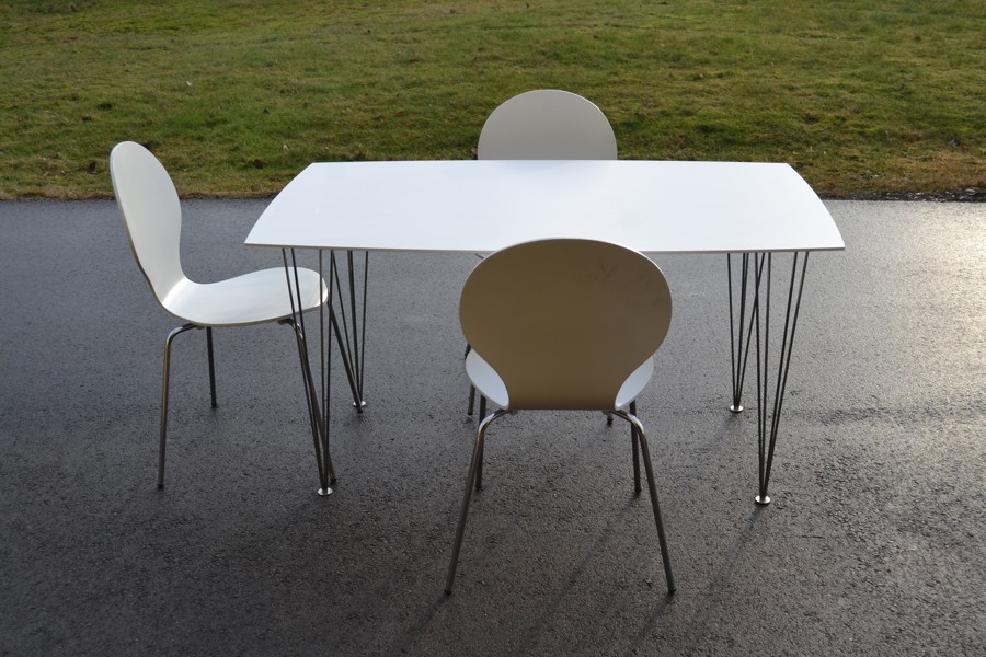 Bord & 3 stolar. Samtida, Trä & krom.