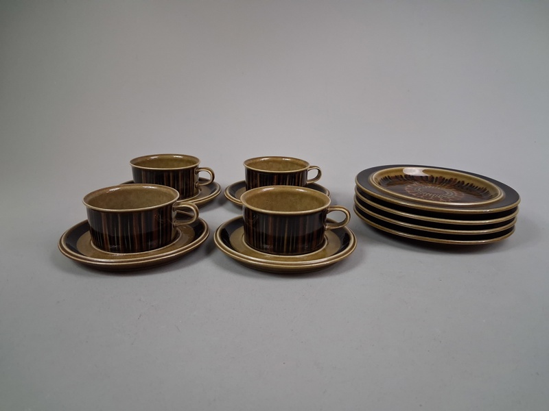 GUNVOR OLIN-GRÖNQVIST. "Kosmos", 4 Kaffekoppar med fat & 4 assietter, Arabia.