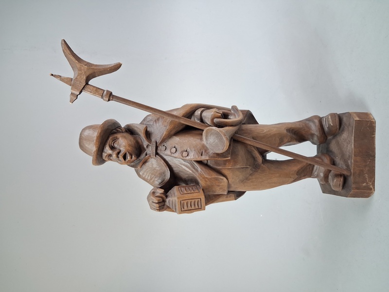 Träskulptur. Nattvakt.