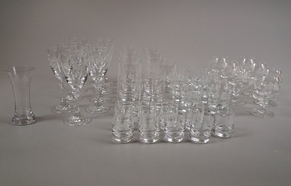 Glasservis, Graverad dekor. 42 delar.