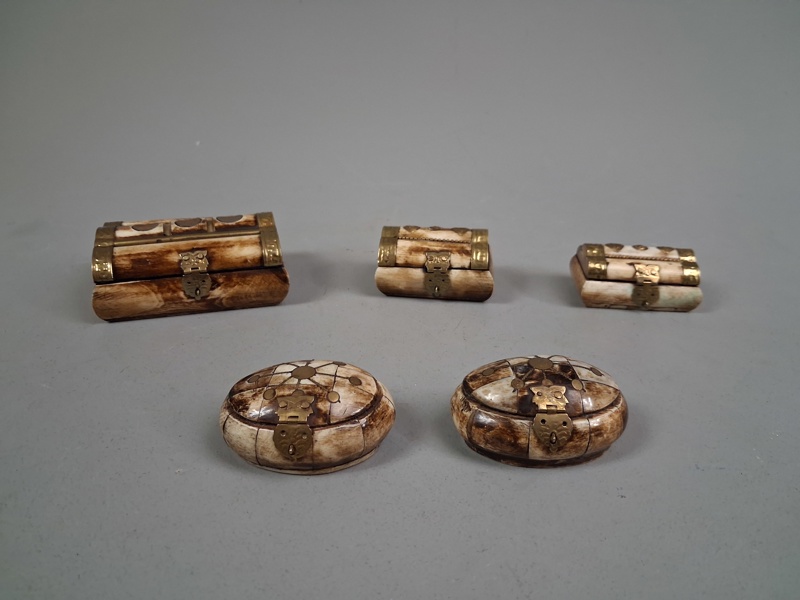 5 Smyckesskrin i ben & mässing, fodrade på insidan.