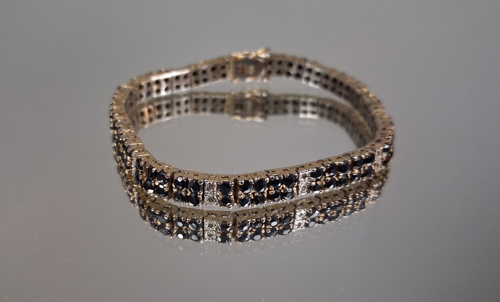 Armband. Förgyllt silver med safirer & diamanter, Vikt 18,65gram.