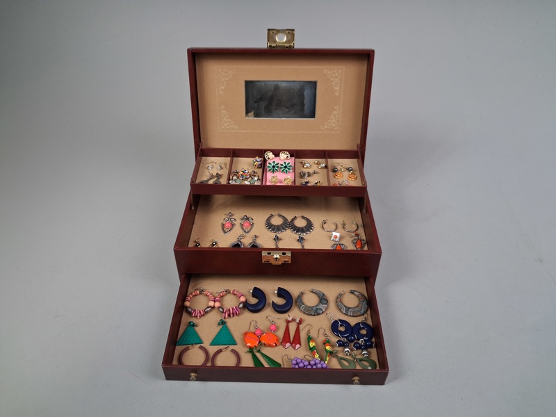 Smyckesskrin i konstskinn med diverse Öronhänge.