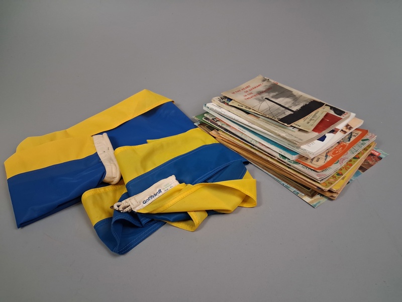 Diverse läsbart, noter & 2 Flaggor.