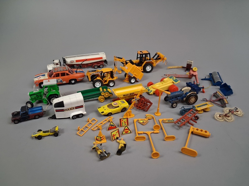 Diverse leksaksbilar m.m.