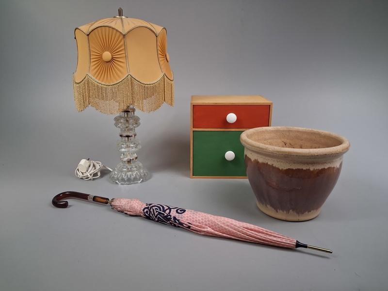 Förvaringslådor, utekruka, bordslampa & paraply.
