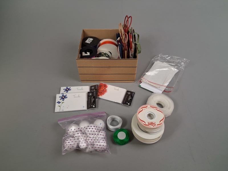 Diverse plast & tyg band, pyssel, present påsar.