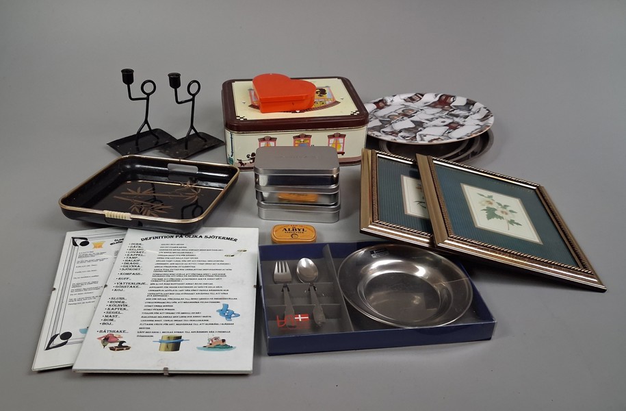 Diverse. Bl.a burkar, brickor m.m.