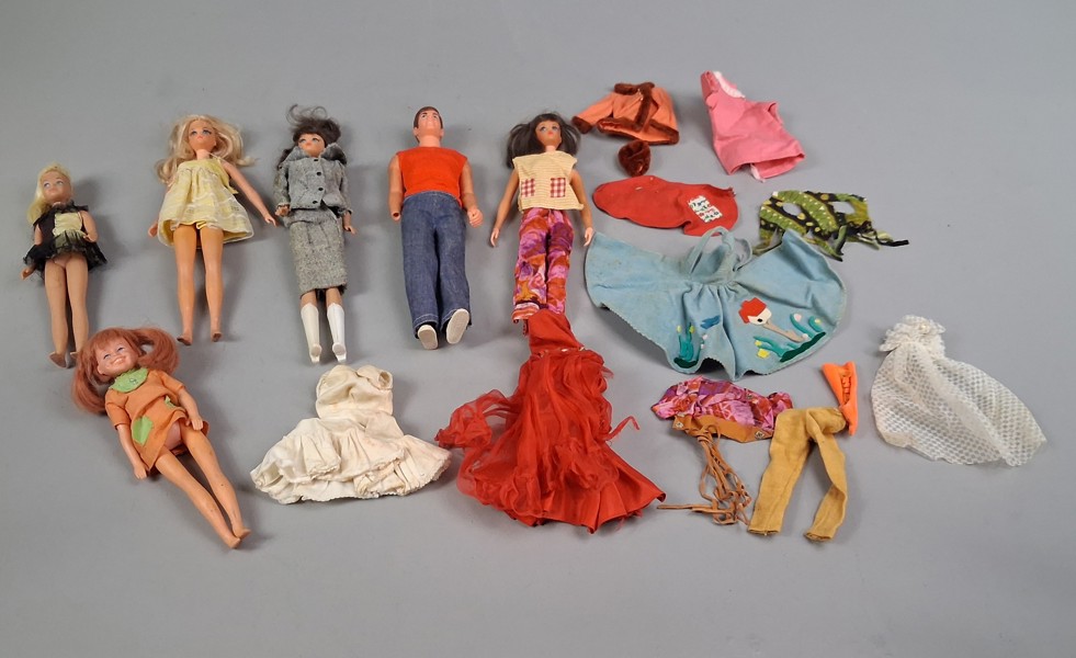 Barbiedockor 1968, Snipperdocka 1963 & Pippi Långstrump docka, Lemeco AB, Samt diverse kläder.