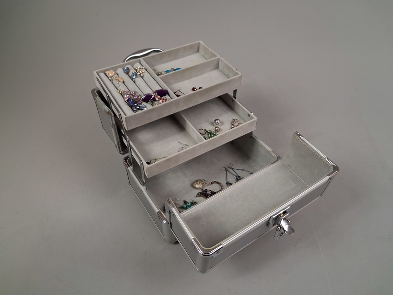Smyckesväska i aluminium med diverse öronhänge.