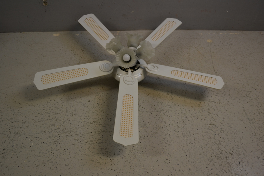 Takfläkt med belysning.