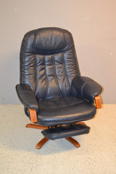 Fåtölj med utdragbar forpall. Modell Dennis, fabrikat okänt.