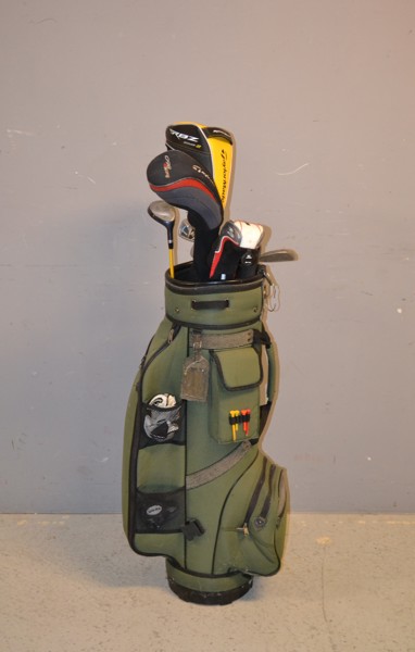 Golfbag med klubbor m.m.