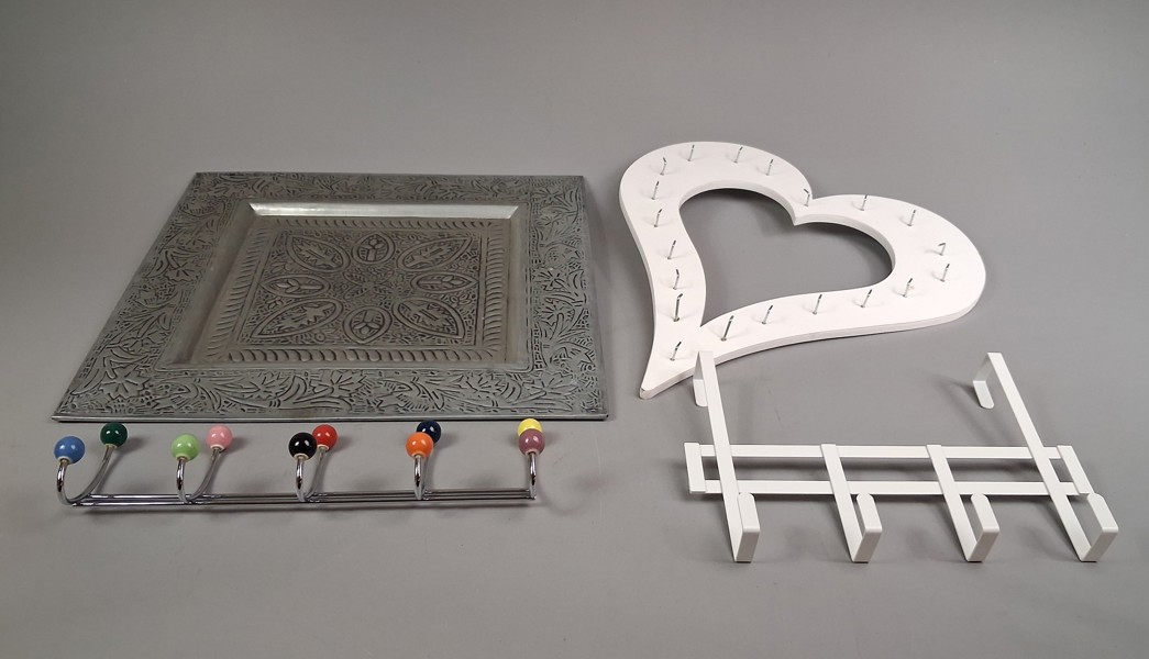 Stort metallfat & hjärta av trä med krokar m.m.