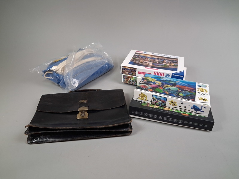 Portfölj i skinn, Sveriges flagga 2,1x3,5m & pussel.