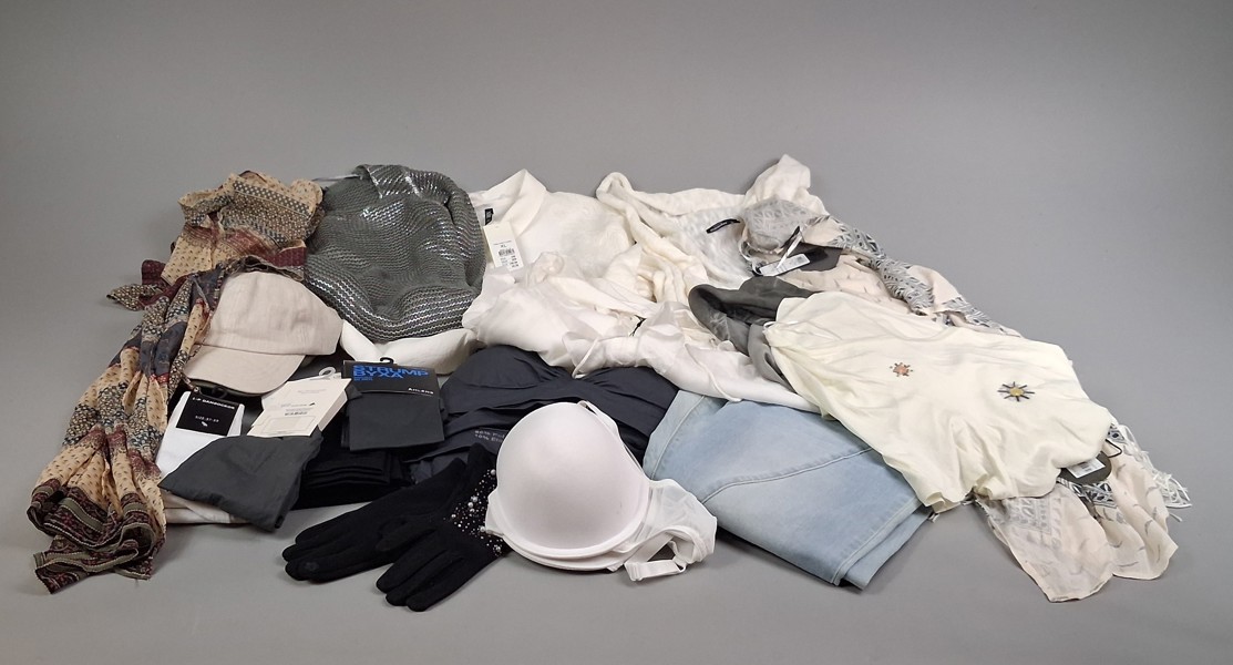 Flera olika plagg m.m. Oanvända med taggar kvar.