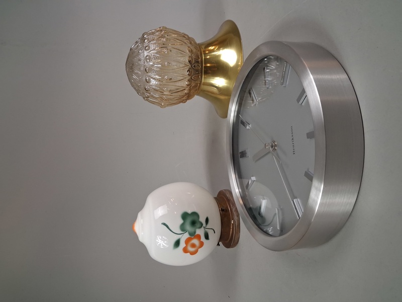 2 Taklampor & väggklocka.