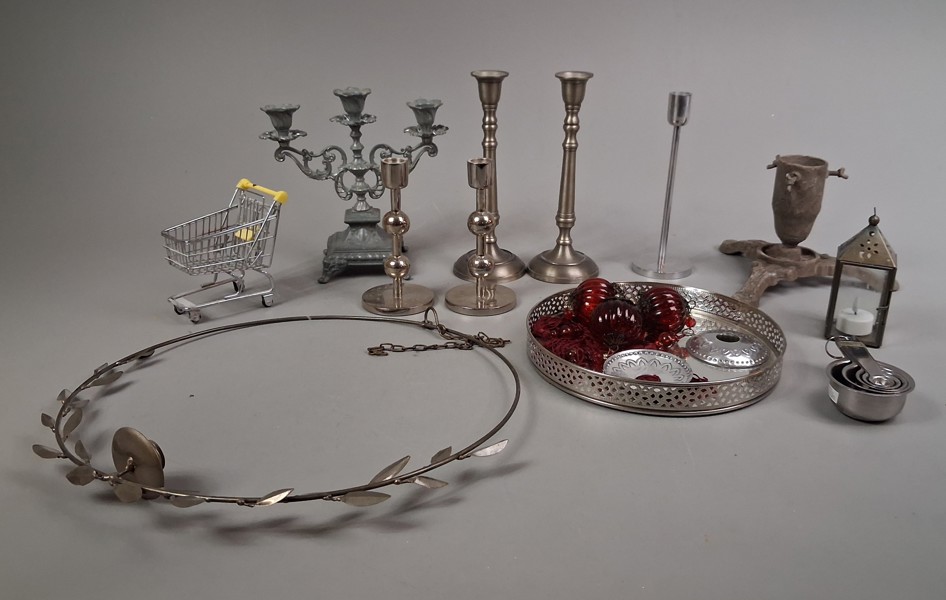 Diverse metall föremål, samtida.