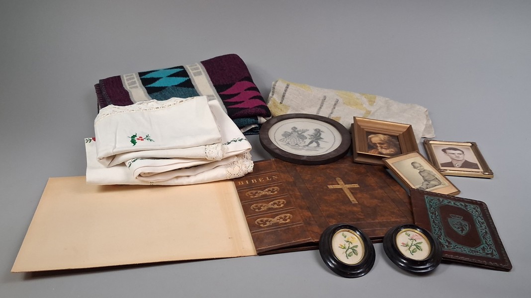 Diverse textil & pärm för större bibel.