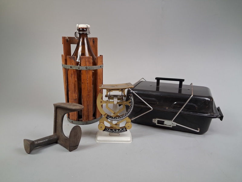 Diverse. Bl.a Grill, Flaska i ställ, Skomakareläst, brevvåg.