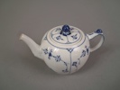 Royal Copenhagen. Tekanna, "Musselmalet", renoverad hällpip.