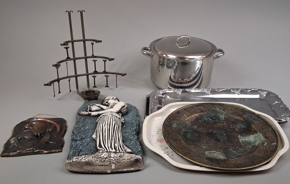 Diverse. Bl.a brickor, kastrull m.m.