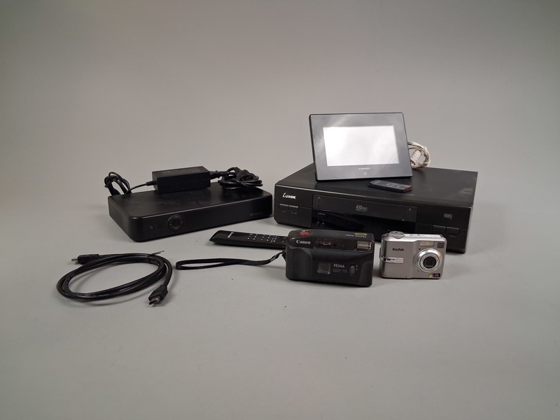 Diverse elektronik. Bl.a Kameror, Videospelare m.m.