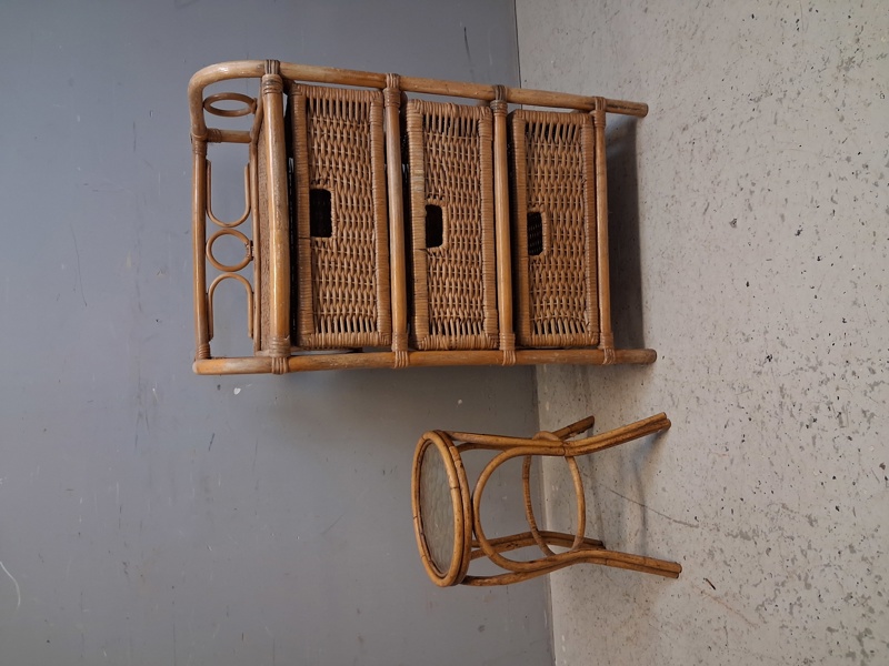 Rottingbyrå & blomsterbord.