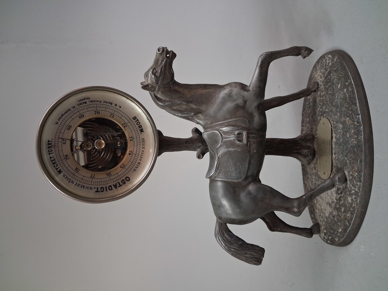 Barometer, med ställ av häst. Art Deco.