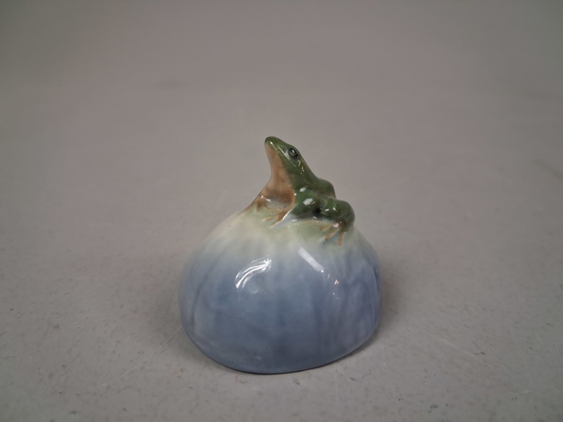 ERIK NIELSEN. Figurin, "Groda på sten", Porslin, Royal Copenhagen.