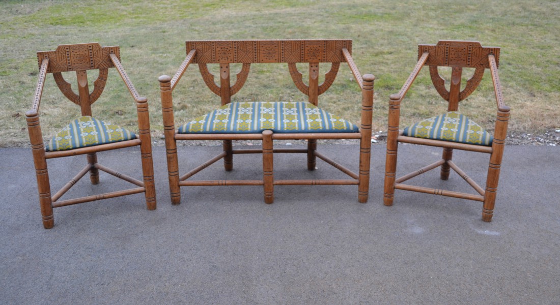 Munksoffa & 2 munkstolar. Skuren Ek, 1900-talet.