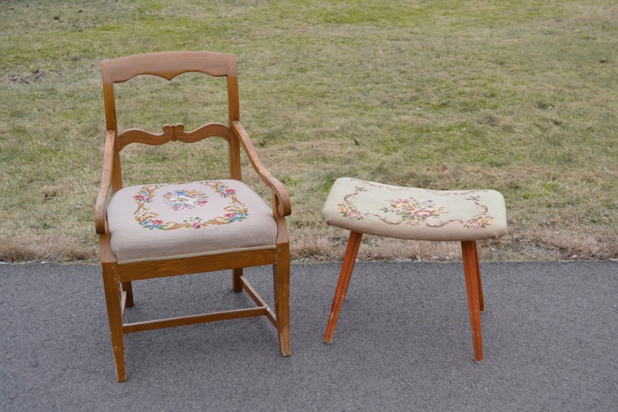 Karmstol Rokoko-stil & pall med broderade sitsar. 1900-talet.