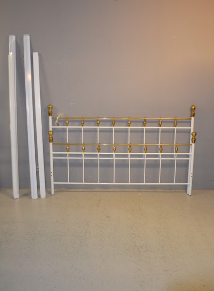 Sängstomme. Vitmålad metall & mässing.