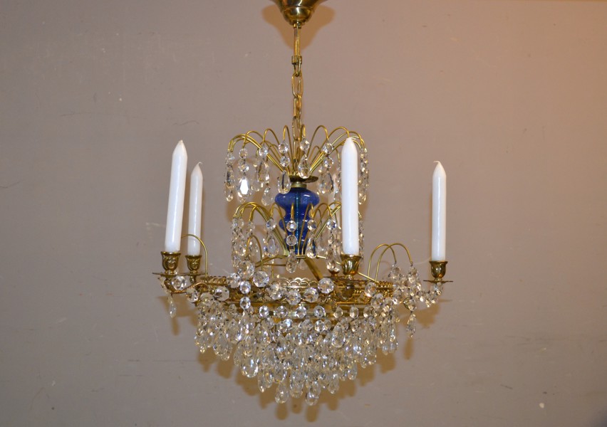 Ljuskrona. Empire-stil, 1900-talet, mässing & prismor.