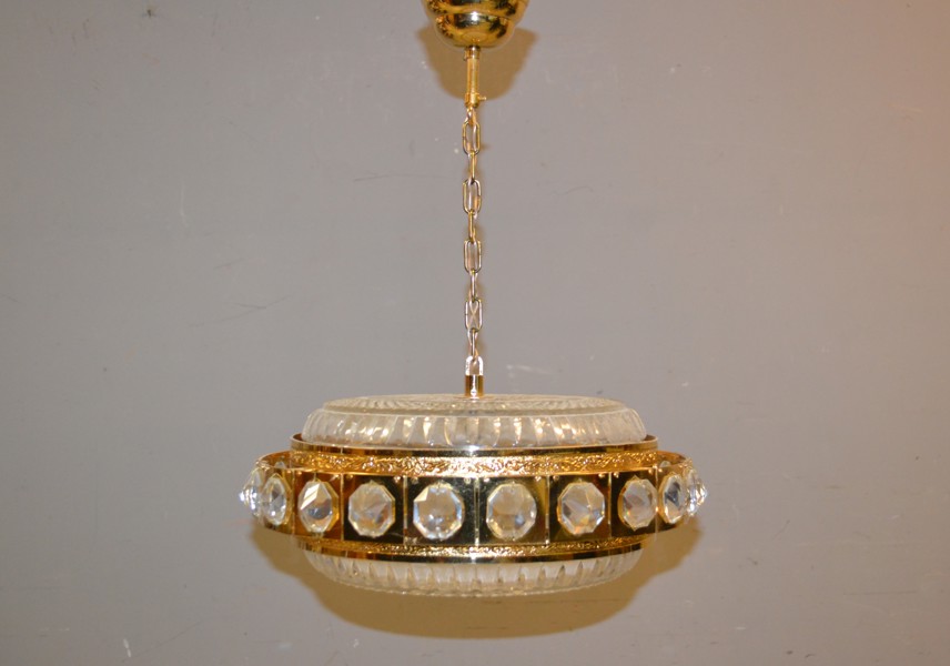 Taklampa. Ribe-metall Landskrona, gulmetall, prismor & glas.