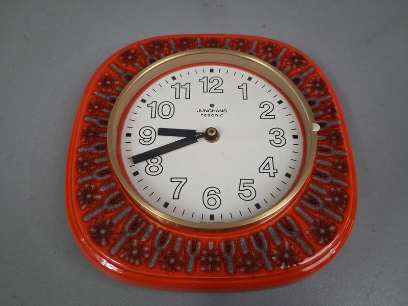 Väggklocka. JUNGHANS. resonic, Porslin & plast.