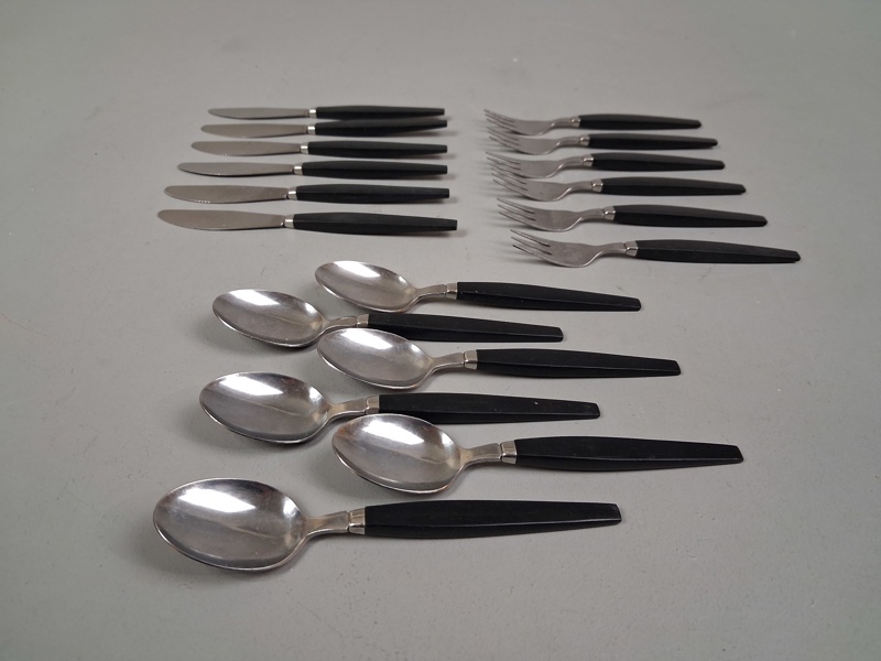 18 Delar bestick, Bakelit.
