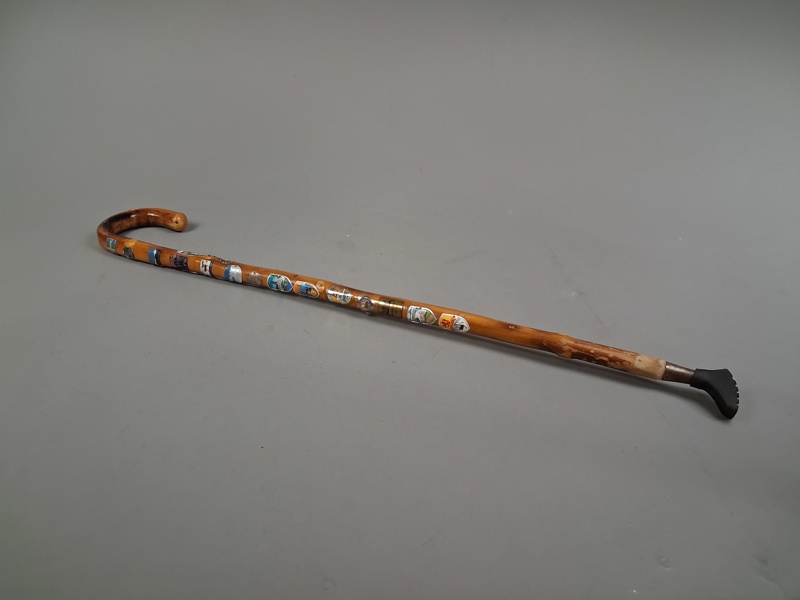 Vandringskäpp med märken från alla möjliga länder.