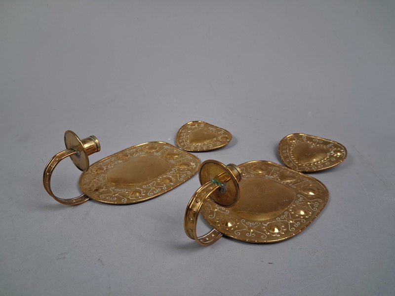 THURE REHNGREN. 2 Ljusplåtar, barockstil, mässing.