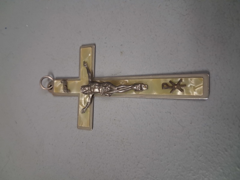 KRUCIFIX. Metall & pärlemor.