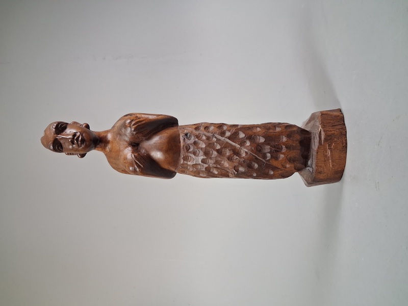 Träskulptur. Kvinna.