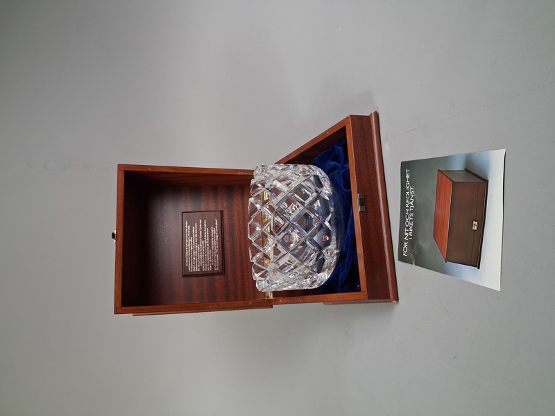 GUNNAR CYREN. Skål med trälåda. "Sofiero", Orrefors, graverad för nit & redlighet i rikets tjänst.