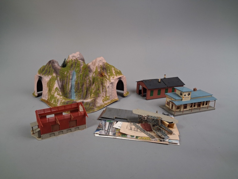 Hus & Tunnel till modelljärnväg.