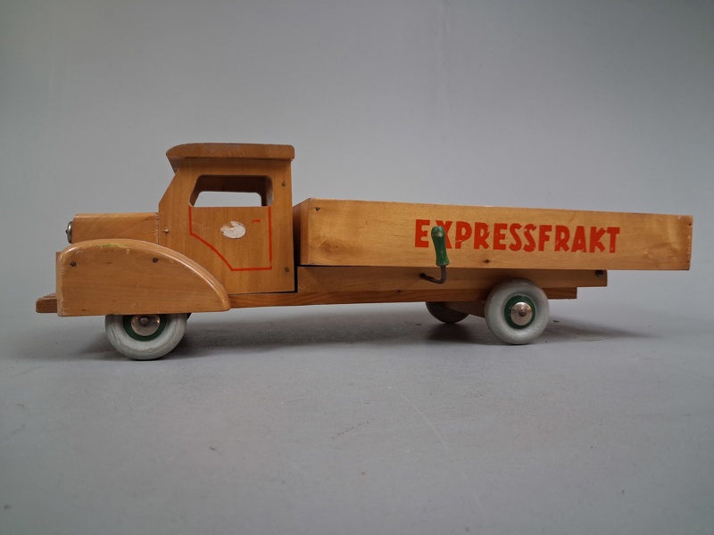 Leksaksbil, trä, möjligtvis BRIO. Expressfrakt.