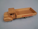 Leksaksbil, trä, möjligtvis BRIO. Expressfrakt.