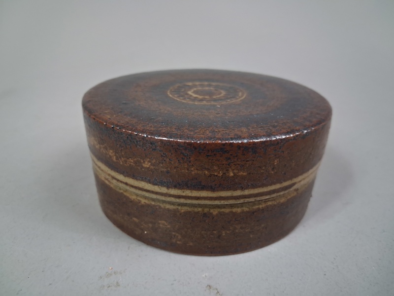 ULLA HJORTH. Burk med lock, stengods.